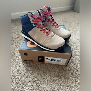 - NIB BOGS Slate Mid Ct Boots
